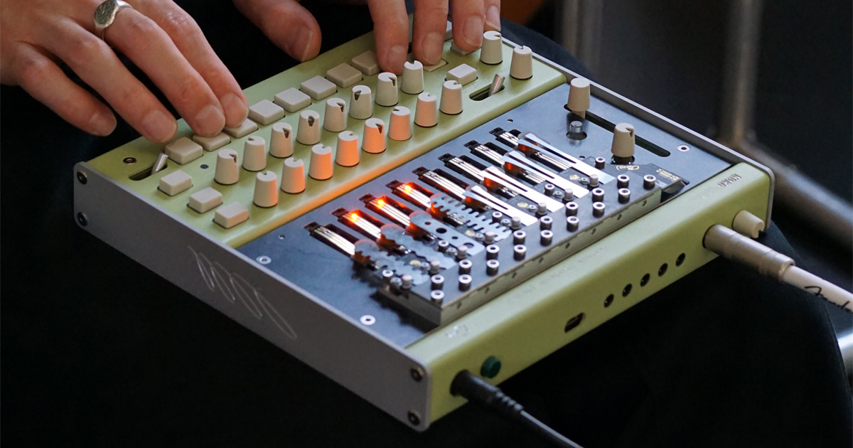 Korg Acoustic Synthesis_phase8: particolare strumento “acustico” ad 8 voci elettromeccaniche indipendenti, che combina un sintetizzatore per parti melodiche, una drum machine e un sequencer poliritmico. Controllo di waveshaping, tremolo e inviluppi, con risonatori sostituibili e accordabili. Possibilità di modellazione del suono meccanico.